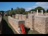 06515 ostia - regio iv - insula v - schola del traiano (iv,v,15) and domus (iv,v,16) - bli ri peristylium - westseite - bli aus ri sueden.jpg